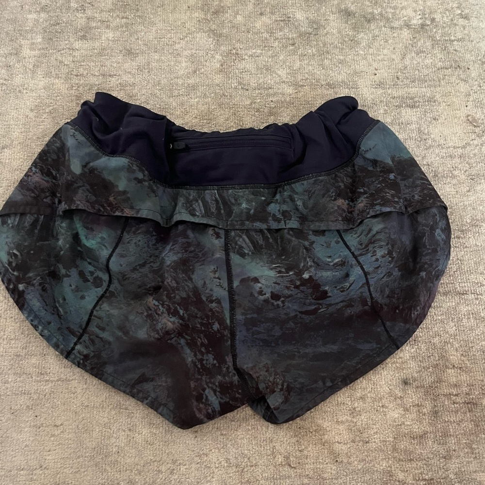 speed up lululemon shorts. size 6/8. 2.5 inseam